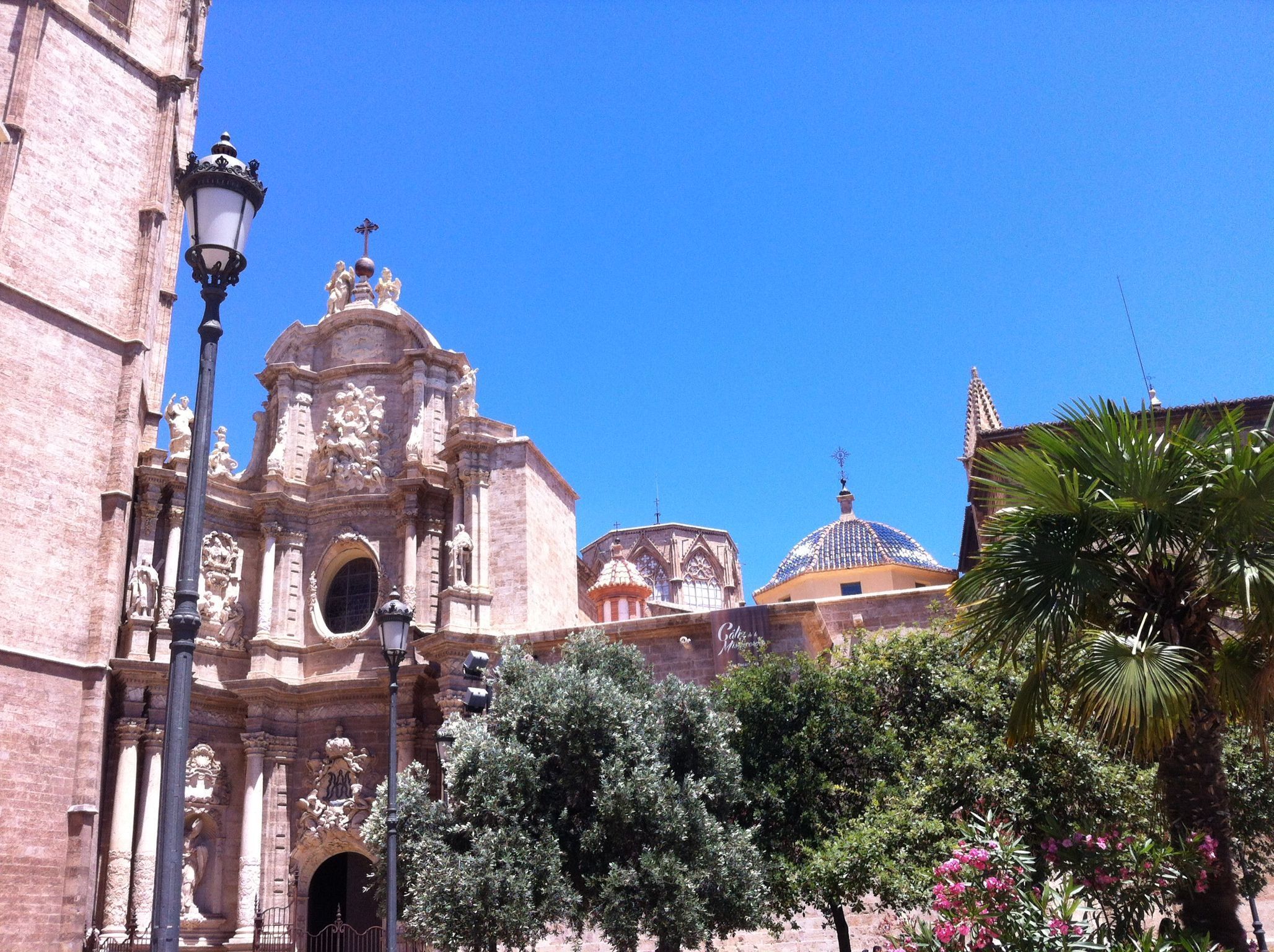 Catedral desde la Plaza de la Reina
